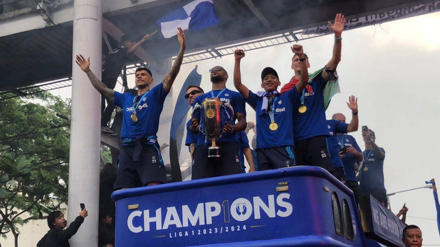 David Da Silva memegang trofi juara Liga 1 bersama rekan setimnya, saat parade kemenangan Persib Bandung, Sabtu (1/6/2024). Foto: Robby Bouceu/kumparan