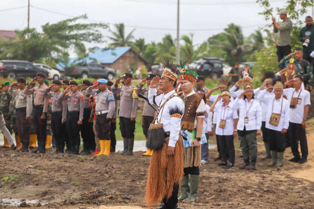 Mentan Andi Amran Sulaiman memimpin Upacara Hari Lahir Pancasila di Lahan Sawah Kampung Sumber Harapan, Distrik Tanah Miring, Merauke, Sabtu (1/6/2024). Foto: Dok. Istimewa