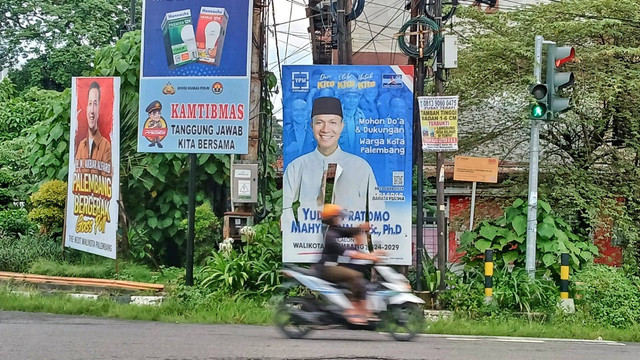 Sejumlah baliho kampanye yang mengusung wajah baru dalam pilkada Palembang yang terpajang di salah satu ruas jalan, Sabtu (1/6) Foto: ary priyanto/urban id