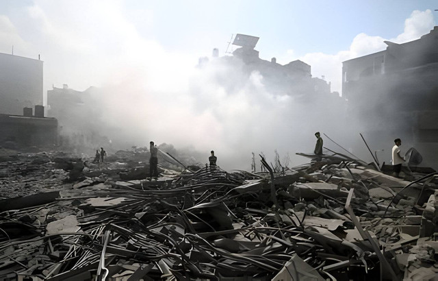 Sumber : https://www.shutterstock.com/id/image-photo/palestinians-look-survivors-after-israeli-airstrike-2374212975