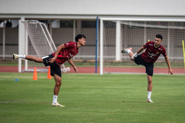 Pesepak bola Timnas Indonesia Rafael William Struick (kiri) dan Ivar Jenner (kanan) mengikuti latihan di Stadion Madya, kompleks Gelora Bung Karno, Senayan, Jakarta, Sabtu (1/6/2024). Foto: Aprillio Akbar/ANTARA FOTO