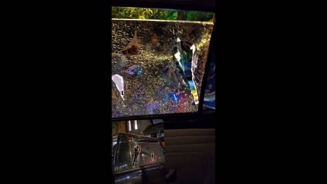 Kaca mobil warga Bandung dipecahkan oknum Bobotoh, Junat (31/5/2024). Foto: Instagram/@vivilistia