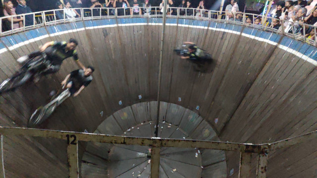 Atraksi tong setan di pasar malam kawasan Pasar Rebo, Jakarta Timur, Sabtu (1/6/2024). Foto: Jonathan Devin/kumparan