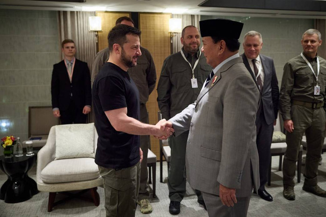 Presiden terpilih Prabowo Subianto bertemu dengan Presiden Ukraina Volodymyr Zelensky di Singapura Foto: Website Kepresidenan Ukraina