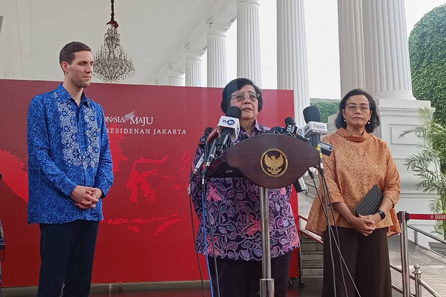 Konferensi pers Menteri LHK Siti Nurbaya, Menteri Lingkungan Hidup dan Iklim Norwegia Andreas Bjelland Erikson dan Menteri Keuangan Sri Mulyani (kuning) di Istana Merdeka, Jakarta, Minggu (2/6/2024). Foto: Zamachsyari/kumparan
