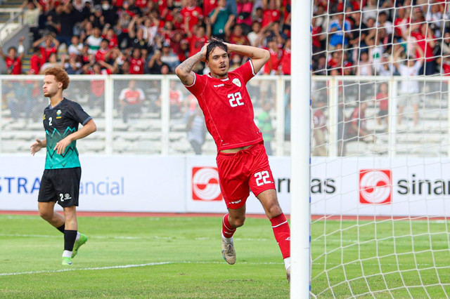 Pemain Timnas Indonesia, Shayne Pattynama (22) pada laga persahabatan Indonesia vs Tanzania di Stadion Madya, Senayan, Jakarta, Minggu (2/6/2024). Foto: Iqbal Firdaus/kumparan