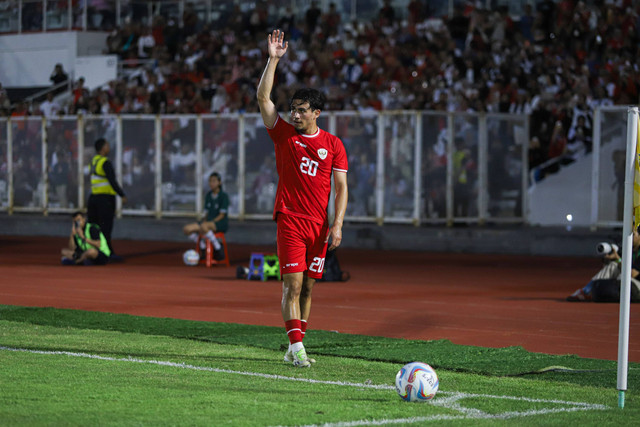 Pemain Timnas Indonesia Nathan Tjoe A-On (20) bersiap mengambil tendangan pojok pada laga persahabatan antara Indonesia vs Tanzania di Stadion Madya, Senayan, GBK, Minggu (2/6/2024). Foto: Iqbal Firdaus/kumparan