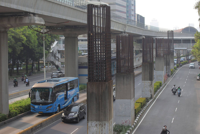 Sejumlah kendaraan melintas di antara tiang monorel yang terhenti pembangunannya di Jalan Rasuna Said,Jakarta, Jumat (31/5/2024). Foto: Reno Esnir /ANTARA FOTO