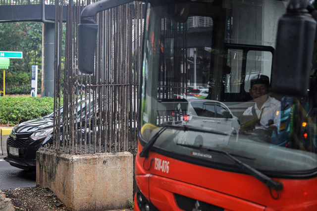 Sejumlah kendaraan melintas di antara tiang monorel yang terhenti pembangunannya di Jalan Rasuna Said, Jakarta, Senin (3/6/2024). Foto: Iqbal Firdaus/kumparan