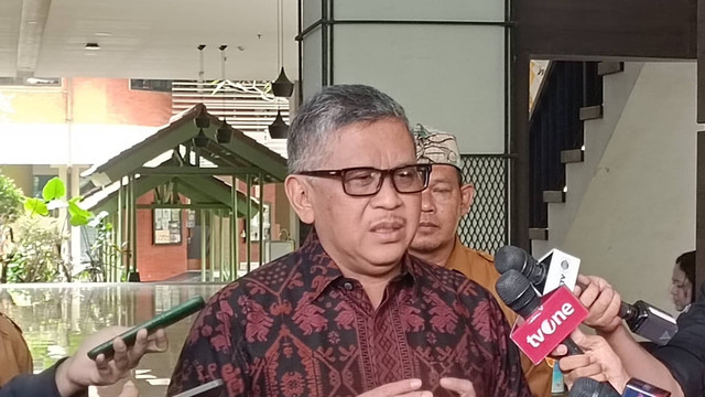 Sekjen PDIP Hasto Kristiyanto usai acara kuliah umum 'Dilema Intelektual di Masa Gelap Demokrasi: Tawaran Jalan Kebudayaan' di UI, Depok, Senin (3/6/2024). Foto: Thomas Bosco/kumparan