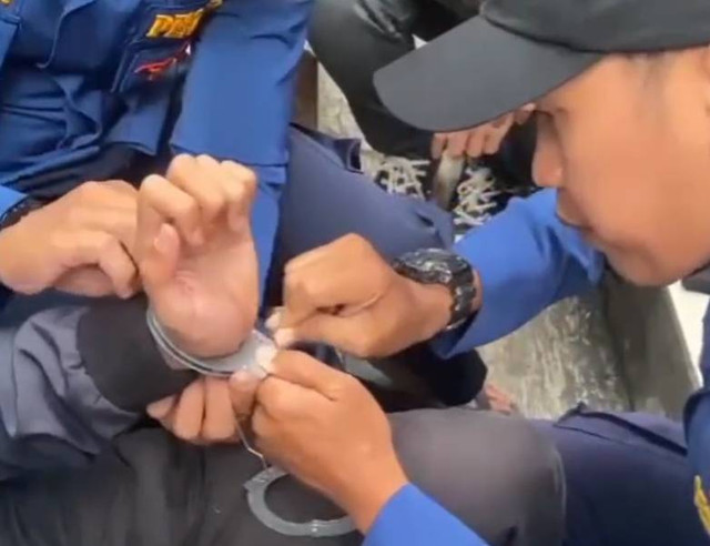 Dinas Pemadam Kebakaran Dan Penyelamatan Kota Depok Merespon laporan mahasiswa yang tangannya ter borgol tanpa sengaja mahasiswa tersebut mendatangi pos pemadam untuk melepaskan borgol yang terkunci tersebut. Foto: Dok Instagram@depokfirerescue113