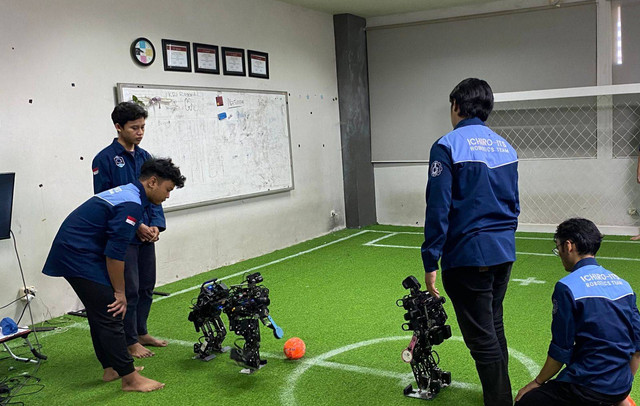 Tim Ichiro ITS saat bertanding di KRI 2024 Wilayah II dalam kategori Kontes Robot Sepak Bola Indonesia (KRSBI) Humanoid. Foto: Humas ITS