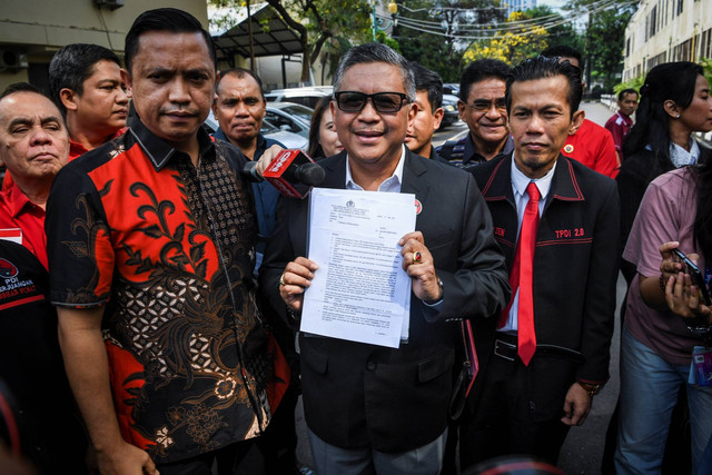Sekjen PDI Perjuangan Hasto Kristiyanto (tengah) bersama Tim Hukum PDI Perjuangan menunjukkan berkas undangan pemeriksaan di gedung Ditreskrimum Polda Metro Jaya, Jakarta, Selasa (4/6/2024). Foto: Galih Pradipta/ANTARA FOTO