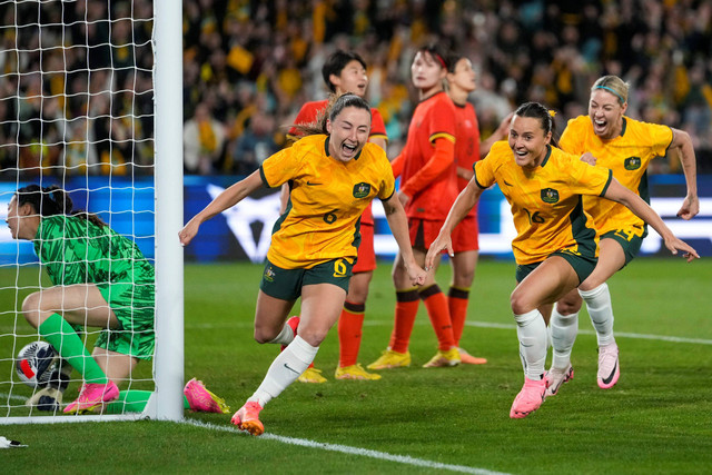 Timnas Wanita Australia saat melawan China pada pertandingan persahabatan di Stadium Australia, Sydney, Senin (3/6/2024). Foto: Rick Rycroft/AP Photo