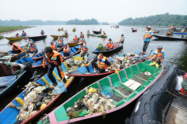 Pegawai PLN bersama komunitas dan para pemangku kepentingan kolaborasi menggunakan perahu melakukan pembersihan Waduk Saguling yang berada di Kabupaten Bandung Barat, Jawa Barat, Senin (3/6). Foto: Dok. PLN