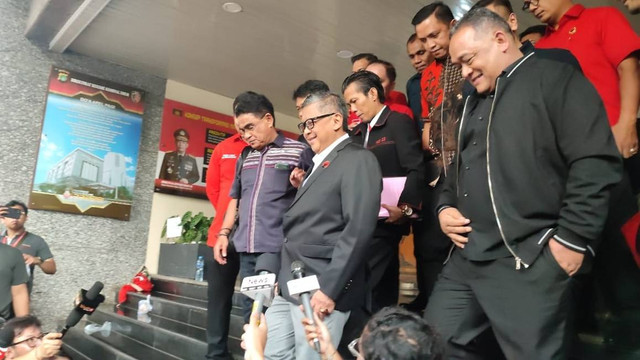 Sekjen PDIP, Hasto Kristiyanto, usai diperiksa oleh penyidik di Polda Metro Jaya, Jakarta, Selasa (4/6/2024). Foto: Rachmadi Rasyad/kumparan