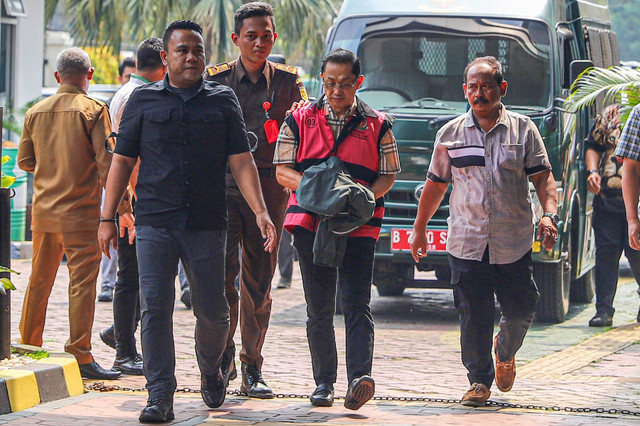 Tersangka dugaan korupsi pengelolaan tata niaga timah selaku pemilik manfaat atau beneficial ownership CV VIP, Tamron Tamsil (tengah) tiba di Kejaksaan Negeri Jakarta Selatan, Selasa (4/6/2024). Foto: Iqbal Firdaus/kumparan