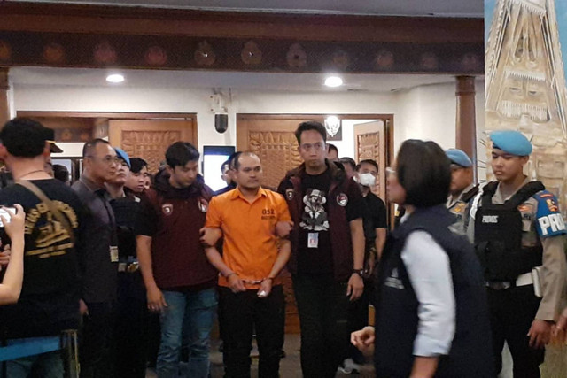 Buronan Chaowalit Thongduang dideportasi dari Indonesia menuju Thailand.  Foto: Dok. kumparan