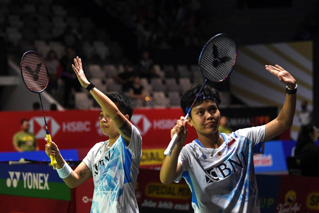 Ganda putri Indonesia Apriyani Rahayu dan Siti Fadia Silva Ramadhanti melawan ganda putri Thailand Jongkolphan Kititharakul dan Rawinda Prajongjai dalam babak pertama Indonesia Open 2024 di Istora Senayan, Jakarta, Selasa (4/6/2024). Foto: M Risyal Hidayat/ANTARA FOTO