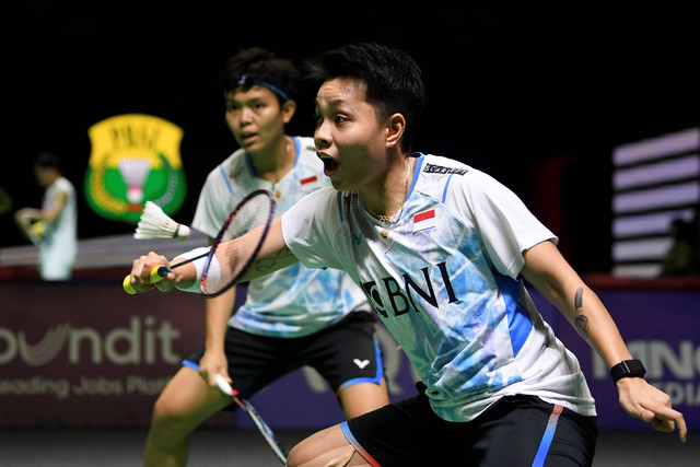 Ganda putri Indonesia Apriyani Rahayu dan Siti Fadia Silva Ramadhanti melawan ganda putri Thailand Jongkolphan Kititharakul dan Rawinda Prajongjai dalam babak pertama Indonesia Open 2024 di Istora Senayan, Jakarta, Selasa (4/6/2024). Foto: M Risyal Hidayat/ANTARA FOTO