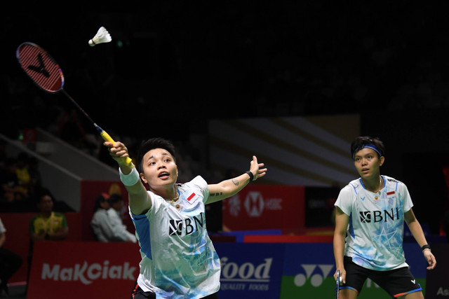 Ganda putri Indonesia Apriyani Rahayu dan Siti Fadia Silva Ramadhanti melawan ganda putri Thailand Jongkolphan Kititharakul dan Rawinda Prajongjai dalam babak pertama Indonesia Open 2024 di Istora Senayan, Jakarta, Selasa (4/6/2024).  Foto: M Risyal Hidayat/ANTARA FOTO