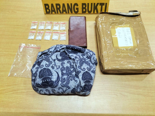 Barang bukti sabu yang diamankan polisi. Diamankan juga baju Korpri yang digunakan untuk membungkus kardus saat pengiriman. Foto: Dok. Polres Kapuas Hulu
