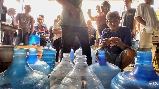 Antrean warga serbu depot air isi ulang akibat terhentinnya layanan PDAM di Palembang imbas gangguan listrik di Kabupaten Lubuk Linggau dan Lahat, Sumatera Selatan, Rabu (5/6) Foto: ary priyanto/urban id