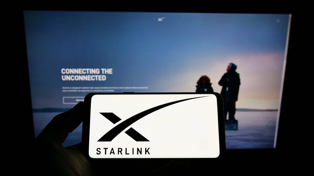 Ilustrasi layanan internet Starlink. Foto: Wirestock Creators/Shutterstock