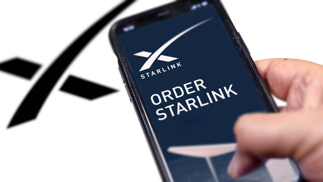 Ilustrasi layanan internet Starlink. Foto:  rarrarorro/Shutterstock