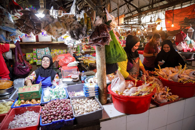 Suasana aktivitas perdagangan di pasar tradisional Pasar Minggu, Jakarta Selatan, Rabu (5/6/2024). Foto: Jamal Ramadhan/kumparan