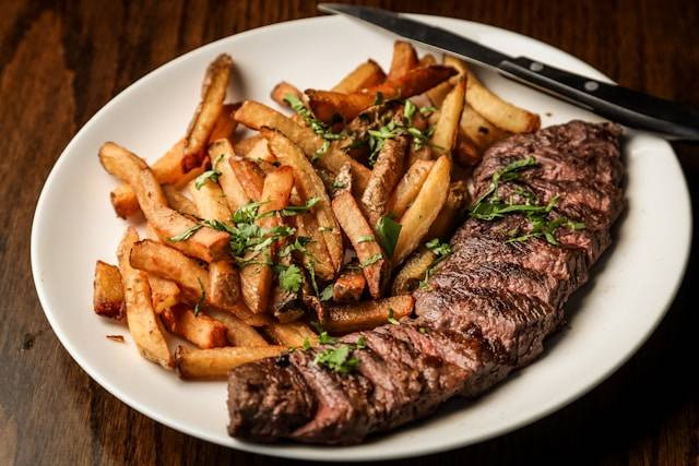 Tata Cara Makan Steak yang Benar. Foto Hanya Ilustrasi. Sumber Foto: Unsplash.com/Tim Toomey