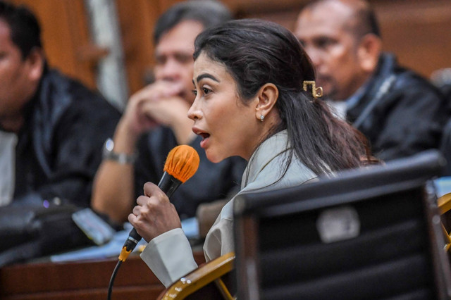 Ketua Umum Garnita Malahayati Partai NasDem sekaligus Anak kandung Syahrul Yasin Limpo, Indira Chunda Thita Syahrul saat menjadi saksi pada sidang kasus SYL di Pengadilan Tipikor, Jakarta, Rabu (5/6/2024). Foto: Galih Pradipta/ANTARA FOTO