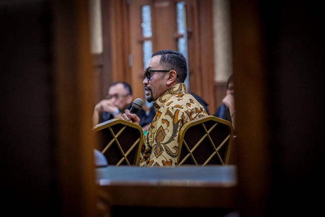 Bendahara Umum Partai NasDem Ahmad Sahroni memberikan keterangan saat menjadi saksi pada persidangan kasus pemerasan dan gratifikasi di Kementerian Pertanian dengan terdakwa Syahrul Yasin Limpo di Pengadilan Tipikor, Jakarta, Rabu (5/6/2024). Foto: Galih Pradipta/ANTARA FOTO