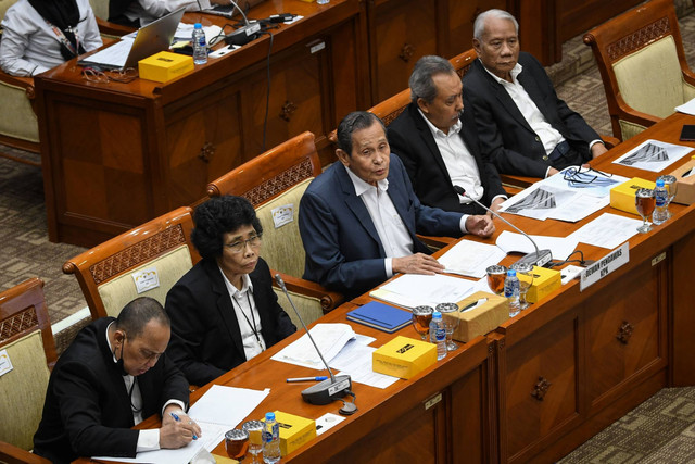 Ketua Dewan Pengawas KPK Tumpak Hatorangan Panggabean (tengah) bersama jajarannya mengikuti rapat dengar pendapat (RDP) bersama Komisi III DPR terkait pelaksanaan fungsi pengawasan internal KPK di kompleks Parlemen, Senayan, Jakarta, Rabu (5/6/2024). Foto: Aditya Pradana Putra/ANTARA FOTO