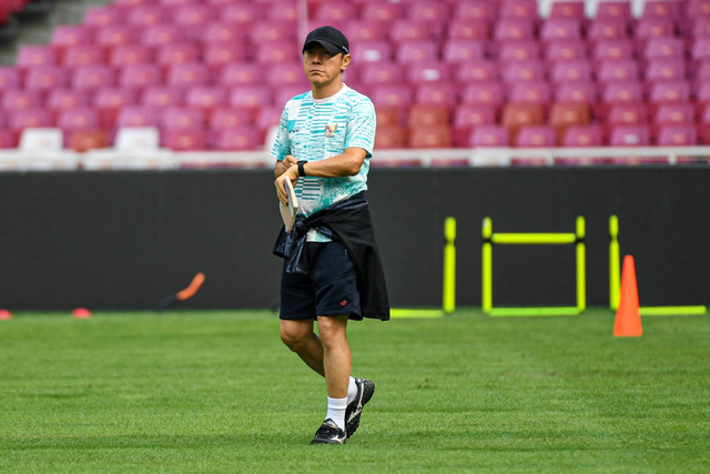 Pelatih Timnas Indonesia Shin Tae-yong mengawasi para pemain latihan jelang pertandingan Kualifikasi Piala Dunia 2026 di Stadion Utama Gelora Bung Karno, Senayan, Jakarta, Rabu (5/6/2024). Foto: Muhammad Adimaja/ANTARA FOTO