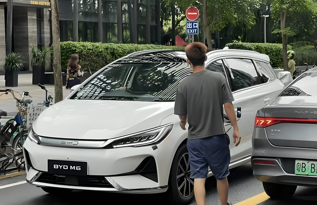 Mobil listrik MPV BYD M6 tertangkap di China. Foto: dok. Car News China