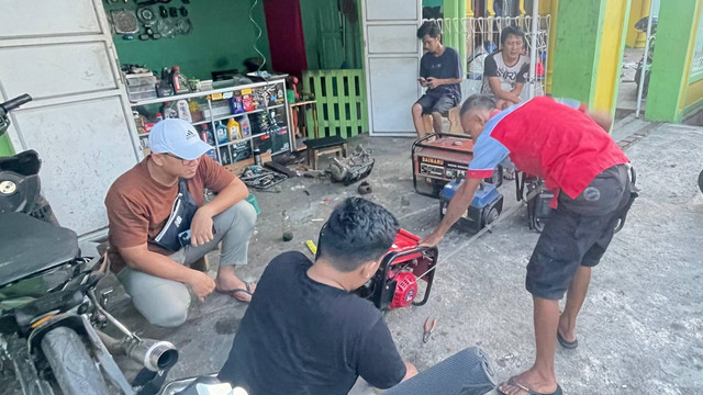 Warga di Bandar Lampung berbondong-bondong memperbaiki generator seterum (Genset) akibat pemadaman listrik yang terjadi selama 18 jam. Foto: Lampung Geh via kumparan