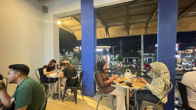 Sejumlah warga Bandar Lampung buru kedai kopi demi dapatkan aliran listrik dan sinyal internet | Foto : Almuhtarom / Lampung Geh