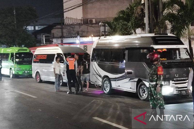 Petugas gabungan tengah melakukan penertiban travel gelap di Jalan Raya Jatiwaringin, Kelurahan Cipinang Melayu, Kecamatan Makasar, Jakarta Timur, Rabu malam (5/6/2024).
Foto: Syaiful Hakim/ANTARA