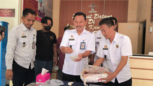 kepala Lapas Brebes menunjukan barang hasil penyelundupan (Foto:Humas Lapas Brebes)