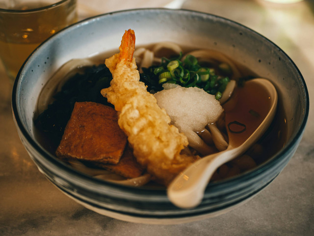 Udon Enak di Bandung. Foto hanya ilustrasi, bukan tempat sebenarnya. Sumber: Unsplash/Matthias Oberholzer