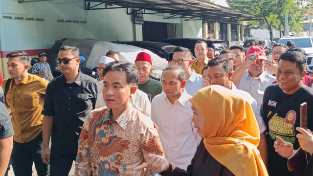 Wakil Presiden terpilih Gibran Rakabuming Raka mengunjungi Khofifah Indar Parawansa di kediamannya di Jalan Jemursari, Kelurahan Jemurwonosari, Kecamatan Wonocolo, Surabaya, Kamis (6/6/2024). Foto: Farusma Okta Verdian/kumparan