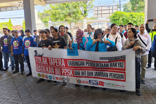 Sejumlah buruh gelar aksi menolak Tabungan Perumahan Rakyat atau Tapera di Dinas Ketenagakerjaan dan Transmigrasi Daerah Istimewa Yogyakarta (Disnakertrans DIY), Kamis (6/6/2024).
 Foto: Arfiansyah Panji Purnandaru/kumparan