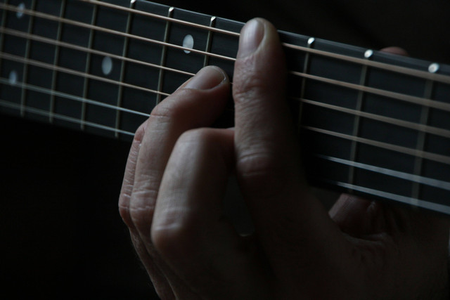 Ilustrasi Kunci Gitar Pemula, Unsplash/scottgruber
