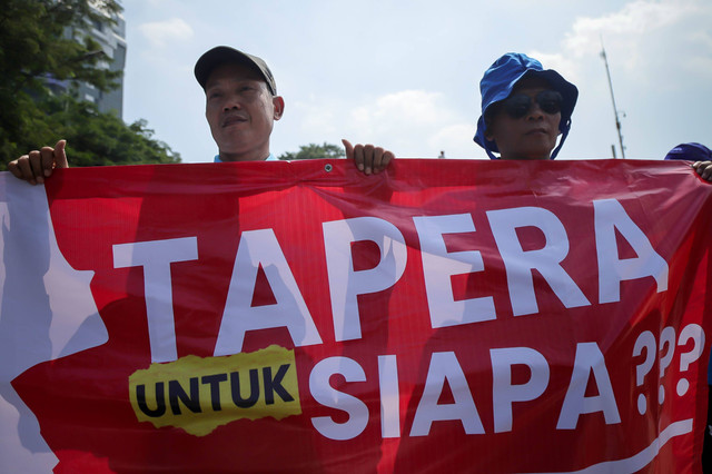 Massa yang tergabung dalam Konfederasi Serikat Pekerja Indonesia (KSPI) dan Partai Buruh berunjuk rasa menolak Tapera di sekitar Patung Kuda, Jakarta, Kamis (6/6/2024). Foto: Jamal Ramadhan/kumparan