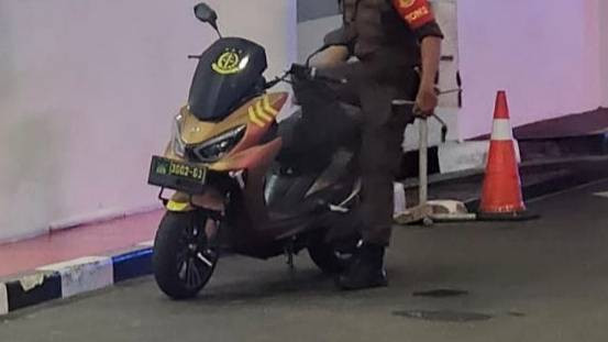 Petugas Pamdal Kejagung mengamankan drone yang ditembak jatuh pada Rabu (5/6/2024). Foto: Dok. Istimewa