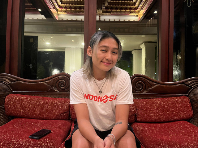 Striker Timnas Wanita Indonesia, Zahra Muzdalifah, di Hotel Sultan, Jakarta Pusat. Foto: Antika Fahira/kumparanBOLANITA