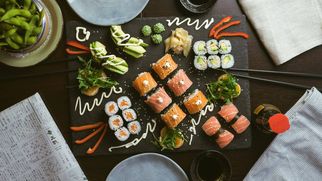 Gerai Sushi Yay! di Jakarta Selatan. Foto Hanya Ilustrasi, Bukan Tempat Sebenarnya. Sumber Unsplash Jakub Dziubak