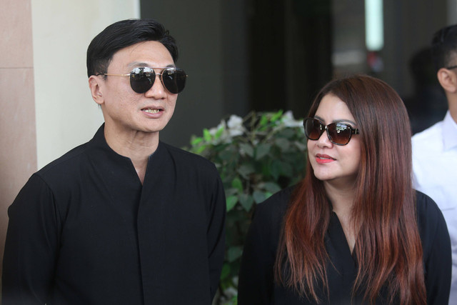 Anji bersama Wina saat ditemui wartawan usai menjalani sidang perceraian di Pengadilan Agama Cibinong, Bogor, Kamis (6/6/2024). Foto: Agus Apriyanto