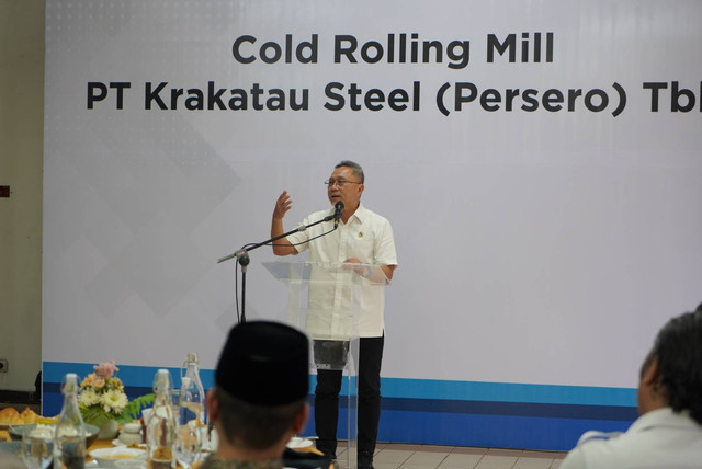 Menteri Perdagangan Zulkifli Hasan dalam kunjungannya ke PT Krakatau Steel, Cilegon, Kamis (6/6/2024). Foto: Dok. Krakatau Steel